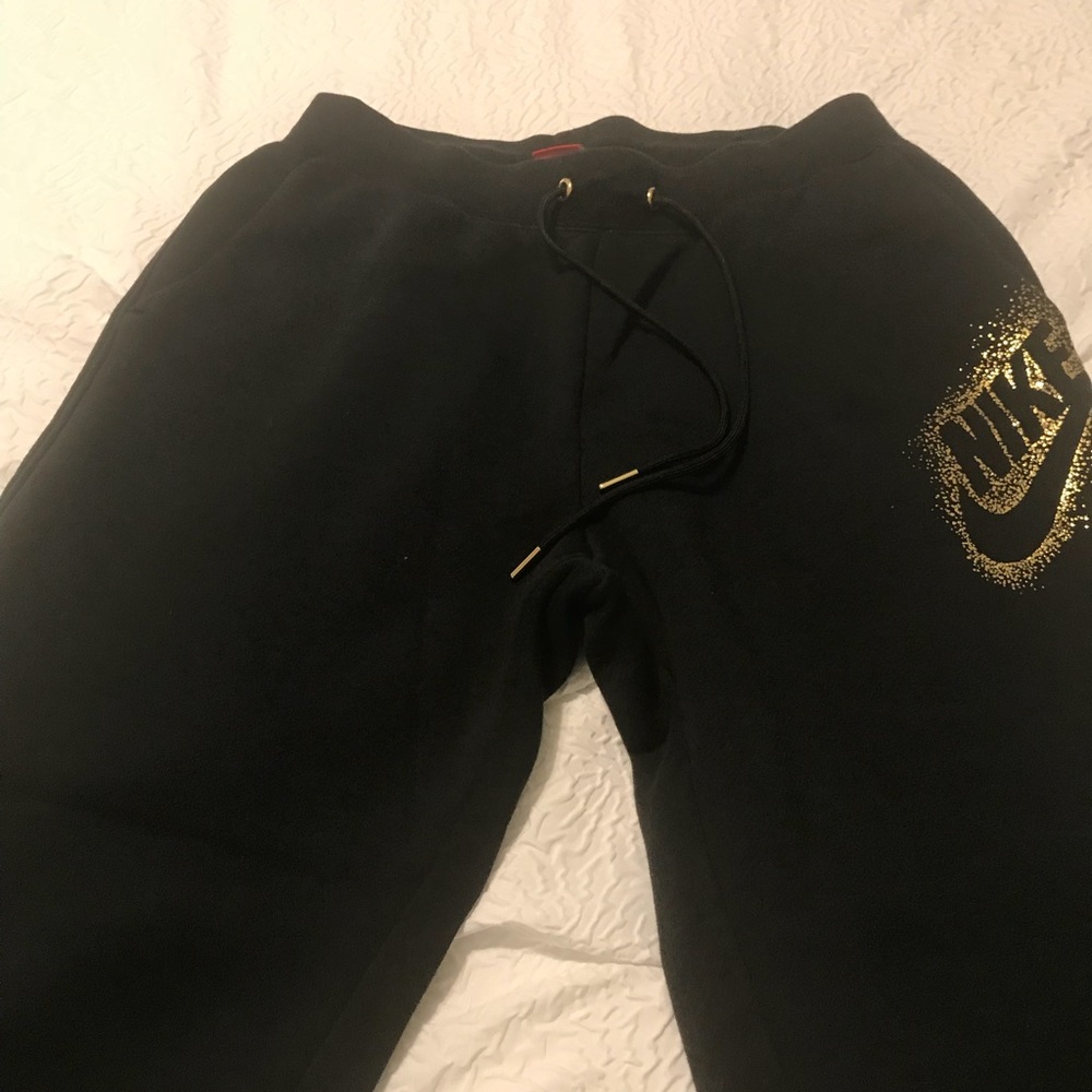 Black nike joggers. Women’s Medium